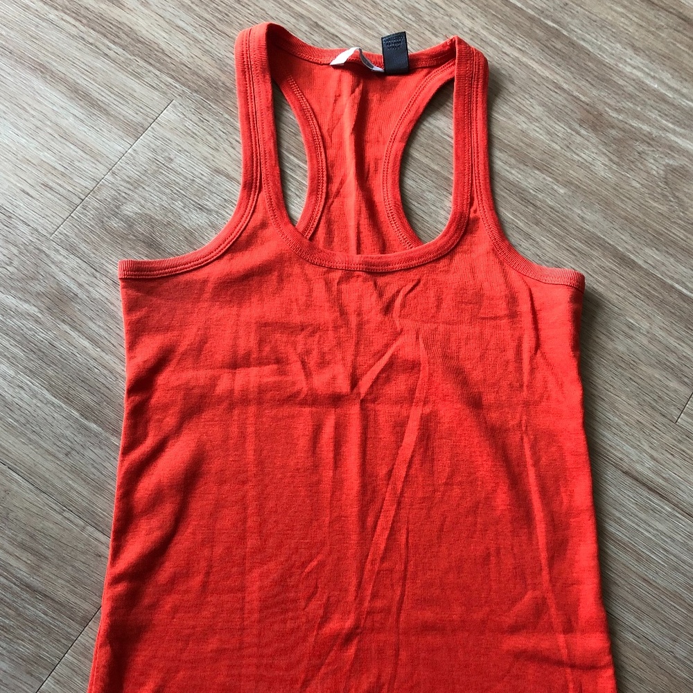sleeveless t-shirt